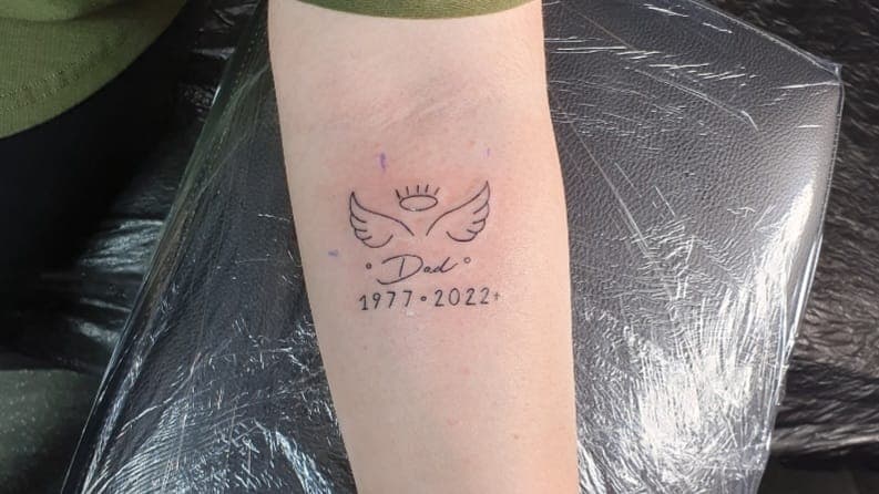 Engelsflügel mit Schriftzug