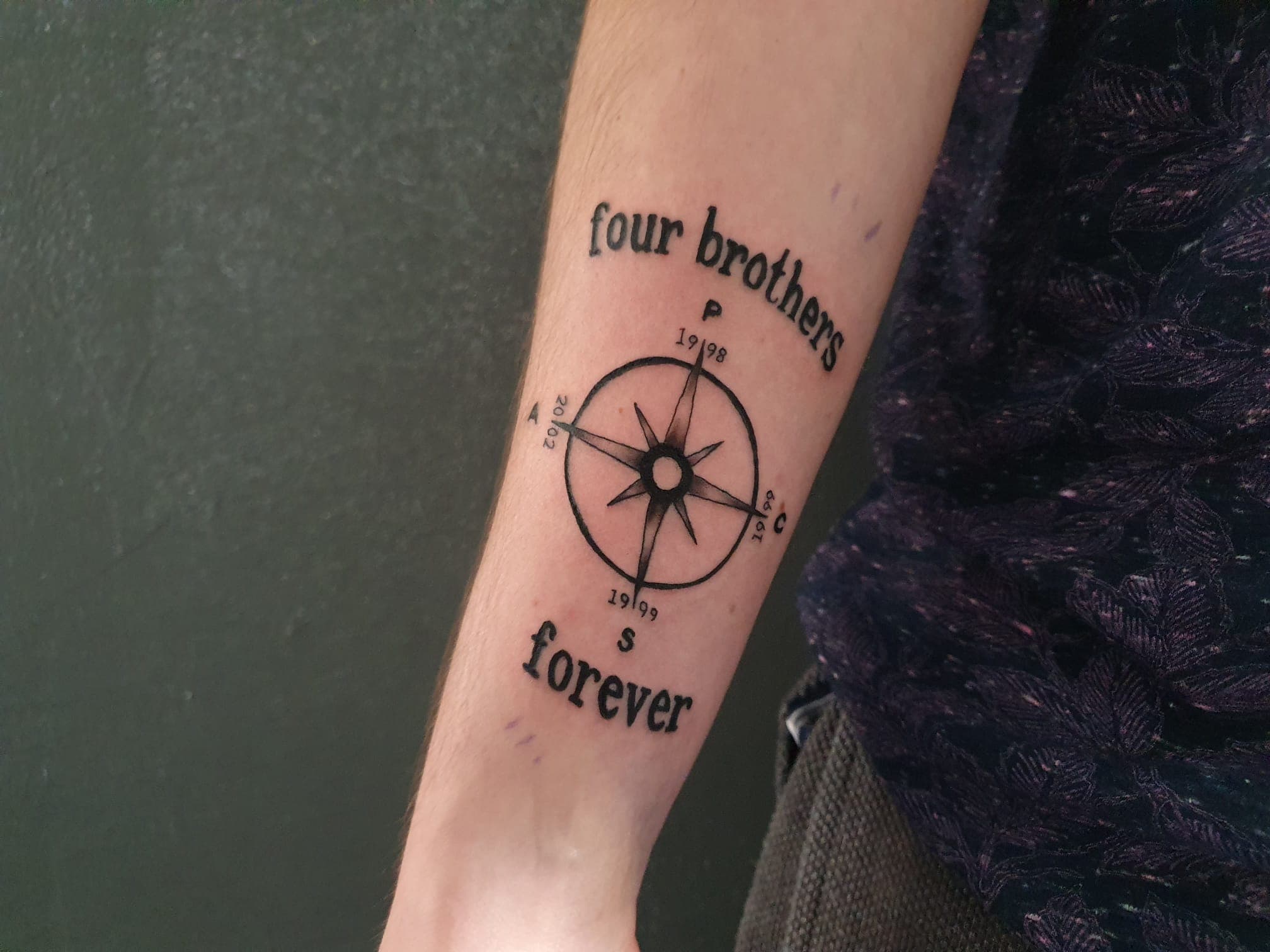 Kompass mit Schriftzug